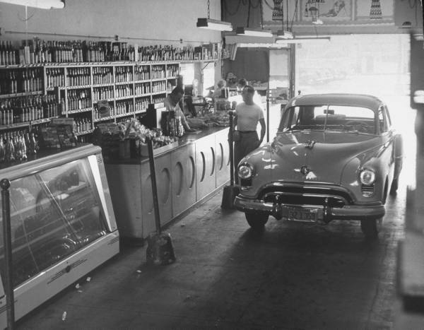 Drive-in-bottlestore-1949.jpg