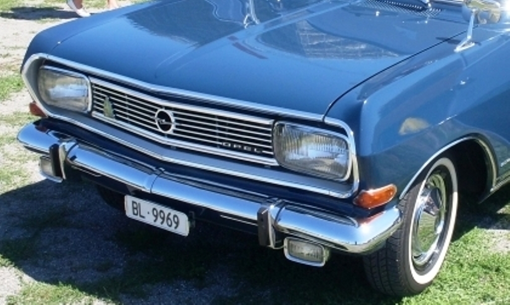Opel_Rekord_5th_generation_(Rekord_B)_1966-1967_(1966_Sedan_4d)_(01)_-AA1-.jpg